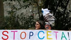 Stop CETA, znlo na cedulích bhem protestu proti podepsání dohody v Namuru.