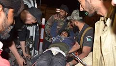 Pákistántí dobrovolníci a vojáci se snaí dopravit zranného do nemocnice