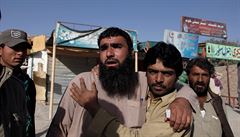Truchlící píbuzní po útoku na policejní výcvikové centrum v Pákistánu.
