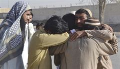 Truchlící píbuzní po útoku na policejní výcvikové centrum v Pákistánu. Útok si...