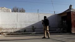 Policista hlídající výcvikové centrum v Kvét v Pákistánu po pondlních útocích.