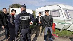 Francouzská policie vyklízí stanový tábor migrantů v Calais. Uprchlíci z Lesbosu míří na pevninu
