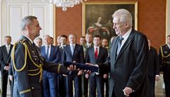 Prezident Milo Zeman (vpravo) jmenoval 28. íjna na Praském hrad do funkce...