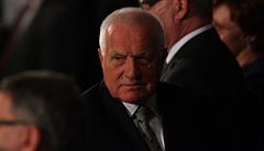 Bývalý prezident Václav Klaus dorazil na pedávání státních vyznamenání i se...
