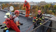 U tragického pádu zasahovali v sobotu v Praze na Smíchov hasii, záchranná...