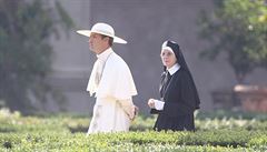 Jude Law a DIane Keaton v seriálu Mladý pape.