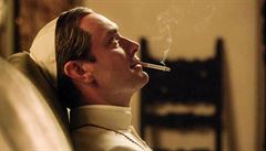 Rád si zapálí a pije kolu Zero. Jude Law v titulní roli seriálu Mladý papež. | na serveru Lidovky.cz | aktuální zprávy