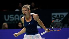 Simona Halepová se raduje z triumfu nad Madison Keysovou.