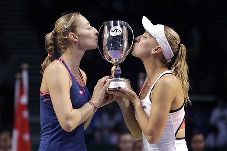 Rusky Jekatrina Makarovová a Jelena Vesninová slaví triumf na Turnaji mistry.