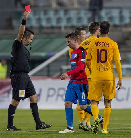 Milan Petrela z Plzn (uprosted) dostává ervenou kartu v zápase s Duklou.