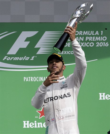 Slavící Lewis Hamilton.