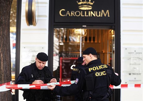 Policisté vyetující vyloupení luxuní hodináství v Paíské ulici.