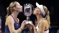 Rusky Jekatrina Makarovová a Jelena Vesninová slaví triumf na Turnaji mistry.