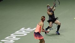 Bethanie Matteková-Sandsová a Lucie afáová ve finále deblu na Turnaji mistry.
