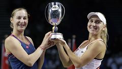 Rusky Jelena Vesninová (vpravo) a Jekatrina Makarovová ve finále Turnaje...