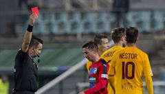 Milan Petržela z Plzně (uprostřed) dostává červenou kartu v zápase s Duklou. | na serveru Lidovky.cz | aktuální zprávy