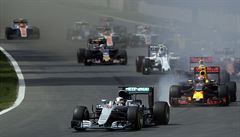 Lewis Hamilton vede závod MS formule 1 v Mexiku.