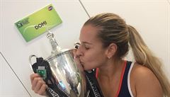 Dominika Cibulková líbá trofej pro vítzku Turnaje mistry.