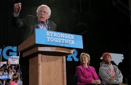 Bernie Sanders hovoí na podporu Clintonové.