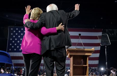 Dvj rivalov Sanders a Clintonov se nakonec spojili.