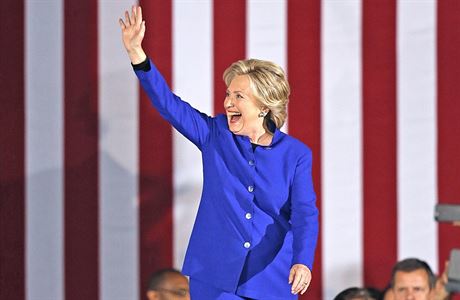 Hillary Clintonov zahajuje dal projev bhem sv prezidentsk kampan.