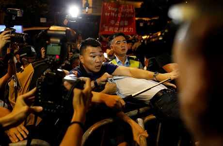 Hongkongsk policie zakrouje proti demonstrantm.