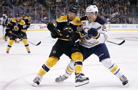 Jake Cabe a David Pastrák v zápase Boston Bruins vs Buffalo Sabres