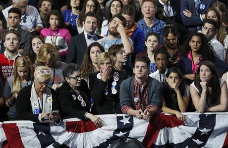 Nervzn fanouci demokratick kandidtky Hillary Clintonov v New Yorku.