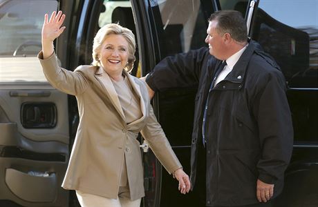Hillary Clintonov bhem svho pjezdu k volebn mstnosti ve mst Chappaqua...