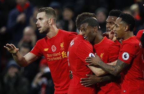 Fotbalisté Liverpoolu se radují z vysoké výhry a zárove z postupu do ela...