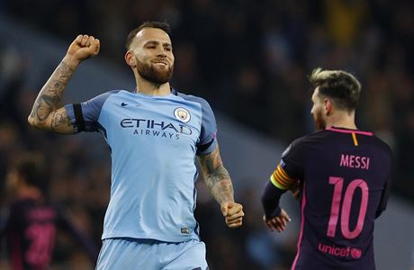 Nicolas Otamendi z Manchesteru City slaví, Lionel Messi z Barcelony smutní.