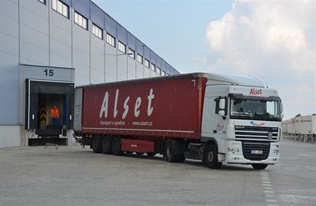 Logistick hala v Lovosicch, kterou si sttn D Cargo na 15 let pronajalo od...