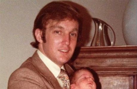 Trump na fotografii ze 70. let 20. stolet se synem Donaldem juniorem.