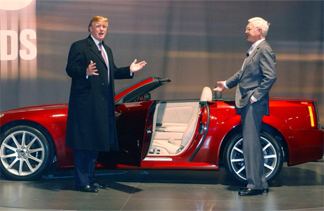 Donald Trump pi pedstaven novho modelu vozu Cadillac v roce 2006.