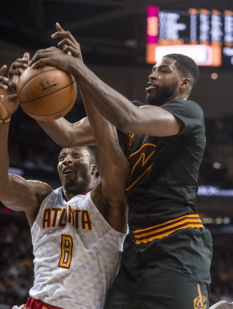 Dwight Howard (8) z Atlanty a Tristan Thompson z Clevelandu v souboji o mí.