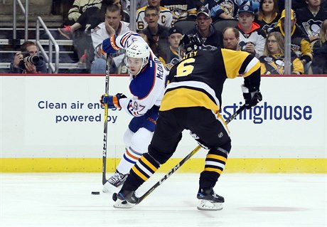 Conor McDavid v zápase proti Pittsburghu