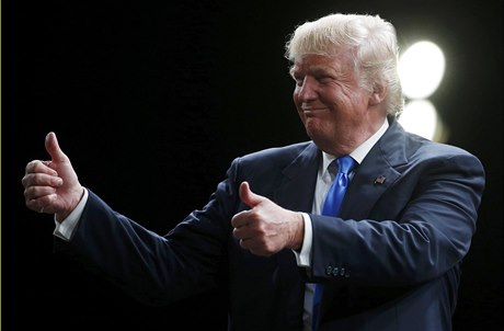 Trump zvedá palce bhem svého projevu.
