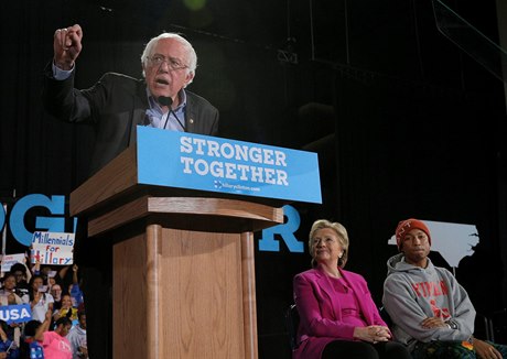 Bernie Sanders hovoí na podporu Clintonové.