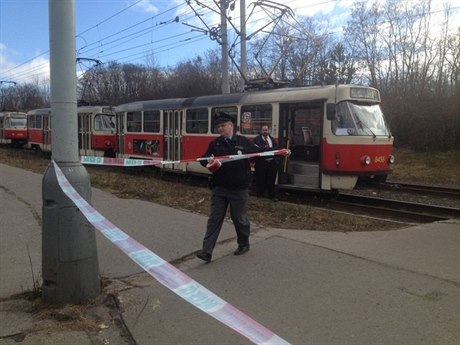 Vyšetřování vraždy v pražské tramvaji.