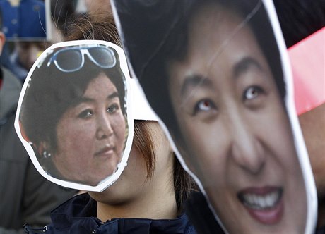 Jihokorejci protestující proti souasné prezidentce Pak Kun-hje