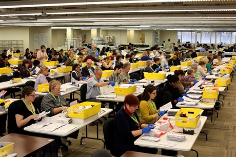Zamstnanci otevírající volební lístky. (King County Department - Washington)