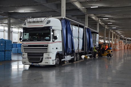 Překladiště bude mít kapacitu 900 kontejnerů, zajíždět tam bude 120 kamionů denně (ilustrační foto).