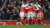 Fotbalisté Arsenalu se radují z úvodního gólu.