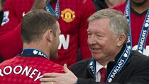 Trenr fotbalist Manchesteru United Alex Ferguson se lou, vlevo je tonk...