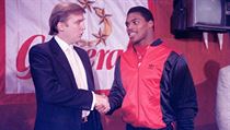 Bval hr americkho fotbalu Herschel Walker si potsl rukou s Donaldem...