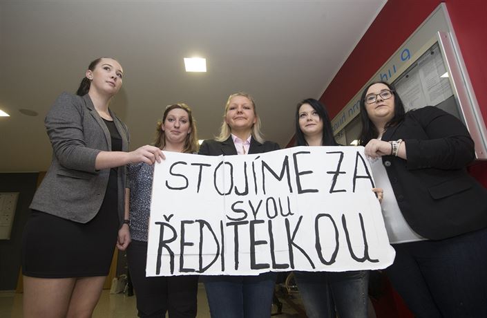 Studentky zdravotnické �koly p�i�ly 2. listopadu podpo�it �editelku v zákazu...