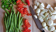 Kulaté alotky, chilli papriky a fazolky  - základní suroviny pro piccalilli