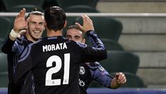 Gólová oslava Garetha Baleho (vlevo) a Alvára Moraty.