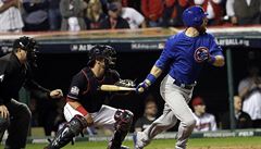 Ben Zobrist ze Chicaga Cubs v rozhodujícím sedmém zápase Svtové série na pálce.