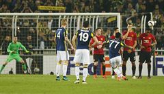 Jeremy Lens stílí druhé gól do sít Manchesteru United.